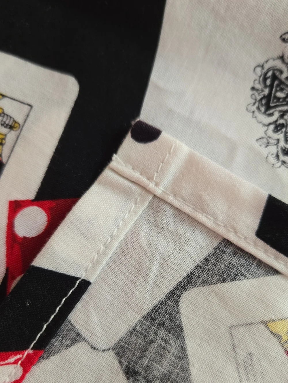 ♣️ Tablecloth 4 Card Table Gaming w/Playing Cards Motif PLUS New Deck & Dice! ♣️